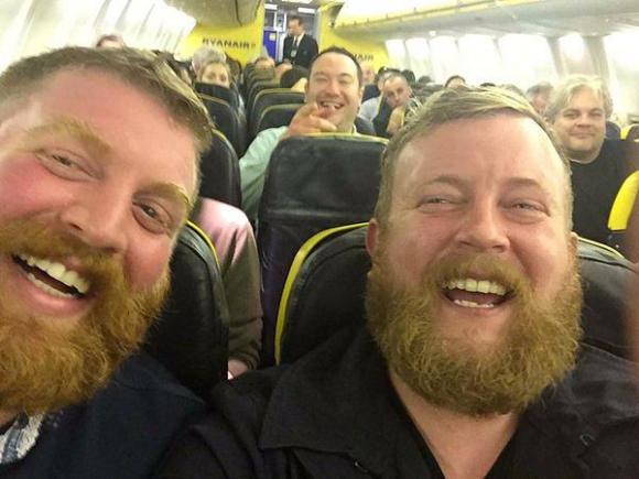 Un scoțian și-a întâlnit sosia într-un avion. Vezi ce a urmat