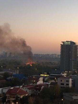 ULTIMA ORĂ. Incendiu în zona Deltei Văcăreşti din Capitală