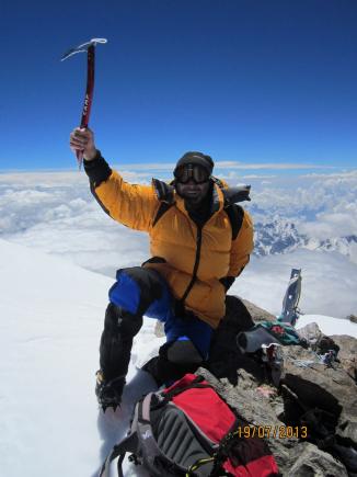 Alpinişti români duc acvila carpatină pe cel mai înalt vulcan din lume
