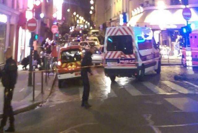 ATENTATE sângeroase la Paris soldate cu cel puțin 160 morți (LIVE VIDEO). Hollande: ESTE O OROARE! #PrayForParis