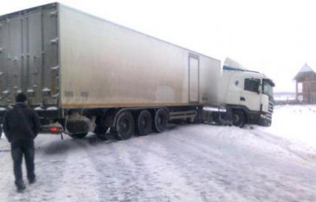 Zăpada a început să dea bătăi de cap șoferilor. Autostrada Sibiu - Orăştie este BLOCATĂ, după ce un TIR a derapat
