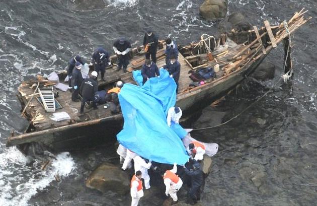 MISTER MACABRU. Mai multe bărci din lemn, pline cu cadavre decapitate, au fost descoperite în largul Mării Japoniei (VIDEO)