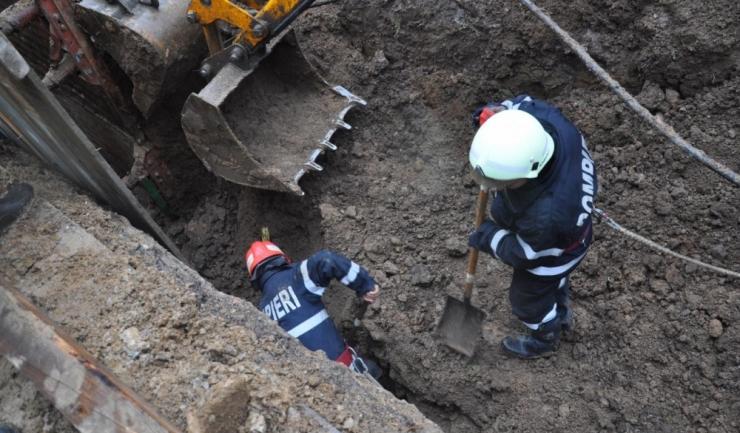 Operațiune dramatică de salvare în Snagov. Doi muncitori sunt prinşi sub un mal de pământ