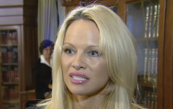 Pamela Anderson îi învață pe ruși cum să devină populari (VIDEO)