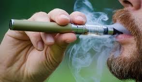 Aromele din ţigaretele electronice provoacă boli pulmonare grave