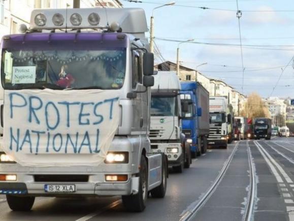 Transportatorii, protest de amploare în fața Guvernului. 7.000 de mașini BLOCHEAZĂ azi centrul Capitalei