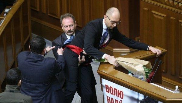 BĂTAIE între parlamentari, în Rada Supremă de la Kiev. Premierul Iațeniuk, luat pe sus și 