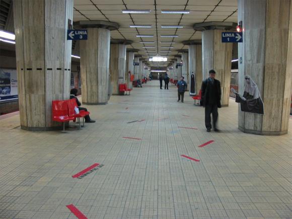 Metrou Staţia Obor: Pasageri evacuaţi şi haos din cauza defectării unei garnituri