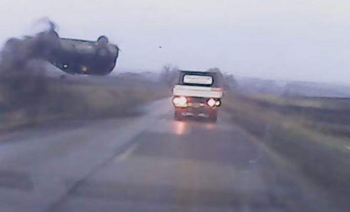 Accident spectaculos, filmat pe DN29. Un șofer intră în depășire, derapează, izbește un mal de pământ, apoi se răstoarnă pe câmp (VIDEO)