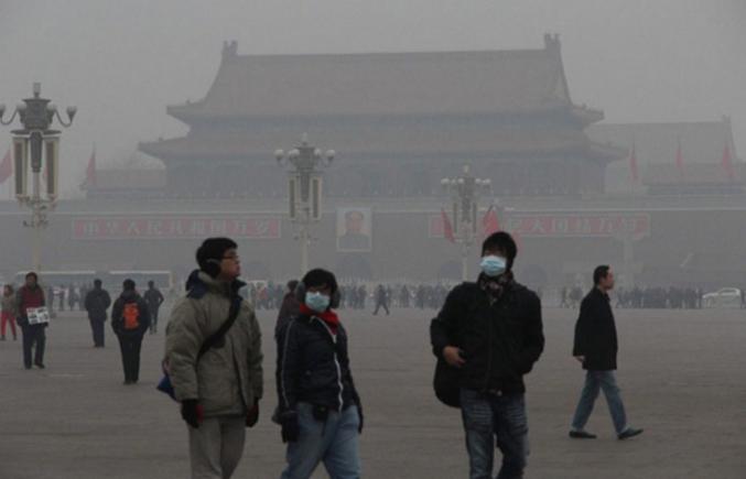 Beijingul se sufocă. A fost emisă a doua alertă COD ROȘU de poluare din istoria capitalei Chinei (VIDEO)