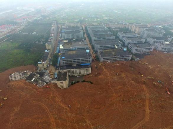 Imagini apocaliptice în China. Zeci de clădiri înghțite de pământ, după o devastatoare alunecare de teren (VIDEO)