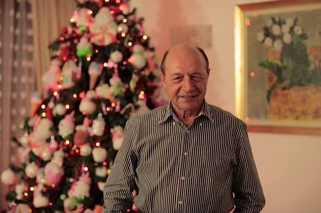 Băsescu, pe Facebook: Mai e puțin și-l vom înlocui pe Moș Crăciun cu Moș Gerilă