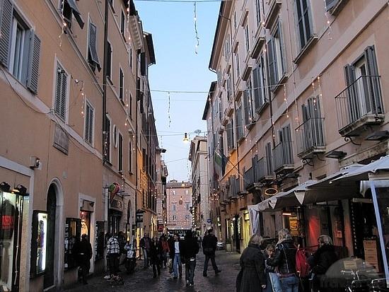 Italia: 300 de euro amendă dacă arunci mucuri de ţigară pe stradă