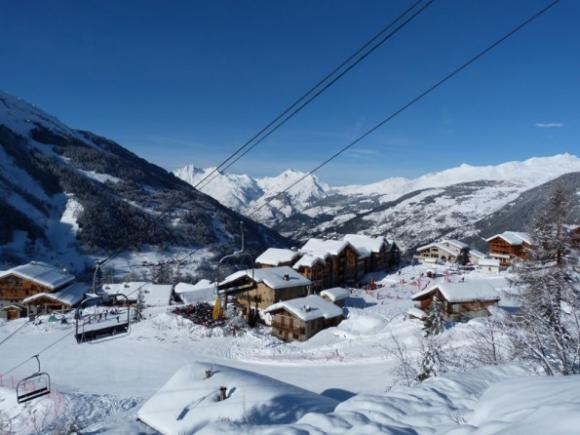 În Alpii francezi se aduce zăpadă cu elicopterul