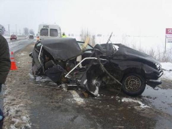 Accident cumplit în Buzău. Un mort şi trei răniţi, după ce un Chrysler a intrat în plin într-un Logan, pe E85