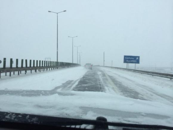 Zăpada îngreunează traficul pe Autostrada Bucureşti-Constanţa. Vezi cum se circulă pe drumurile din ţară