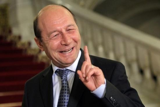 Traian Băsescu despre vizita premierului în Germania: ”Merkel l-a tratat pe Cioloș ca pe un copil de mingi”