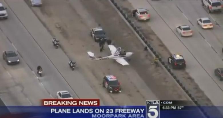 Panică în California! Un avion de mici dimensiuni a aterizat de urgență pe o autostradă aglomerată (VIDEO)
