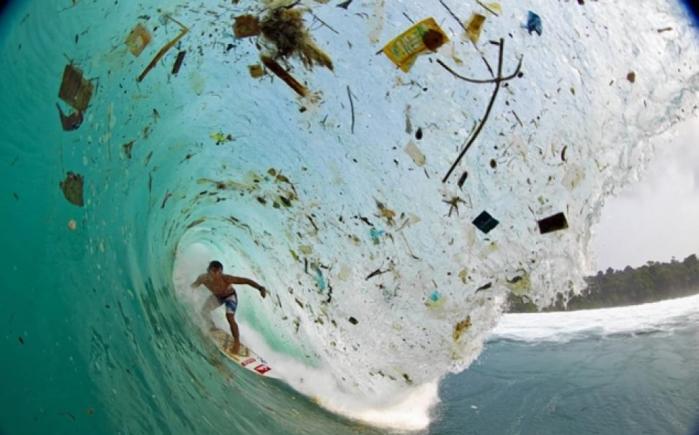 Studiu: Dacă o ținem așa, în 2050 vom avea în oceane mai mult plastic decât pește