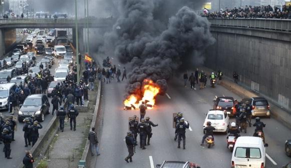 Proteste violente la Paris. Forțele de ordine au intervenit pentru a-i liniști pe manifestanți (VIDEO)