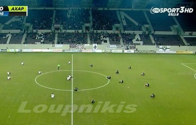 Gest impresionant pe un stadion din Grecia. Ce au făcut jucătorii echipelor Larissa şi Acharnaikos (VIDEO)