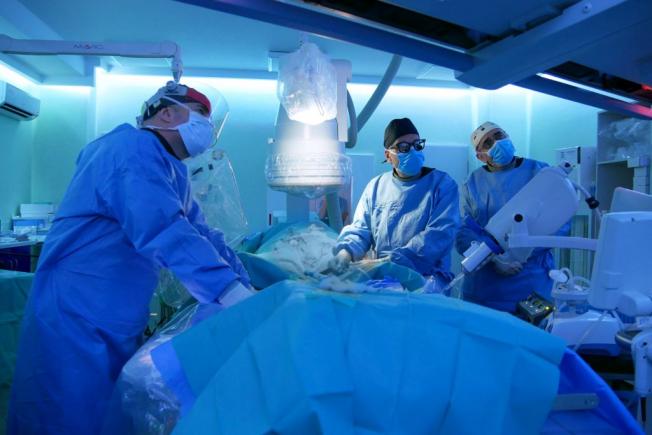 Premieră medicală, în România: Pacient de 70 de ani, cu anevrism uriaş, salvat cu un stent creat prin tehnologia 3D şi nano-laser