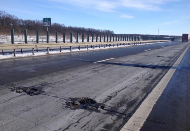 Prima ninsoare a săpat adânc în asfalt. 1.500 de metri pătrați de gropi pe Autostrada Soarelui!