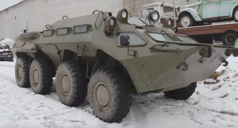 (VIDEO) Rupți de beți, doi ruși au ieșit cu tancul la plimbare