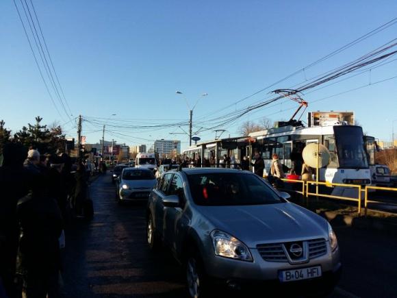 Accident pe linia tramvaiului 41. Traficul rutier, perturbat în zona Pod Ciurel - Crângaşi