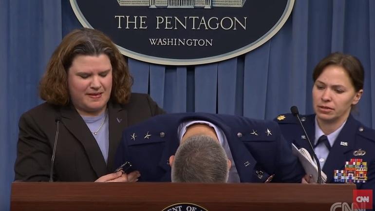 SCENĂ DRAMATICĂ la Pentagon. Un general american leşină în timpul unei conferinţe de presă (VIDEO)
