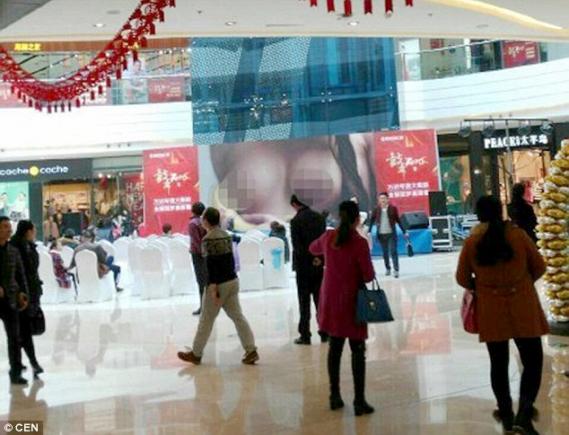 Film porno, în loc de reclame, într-un mall chinezesc