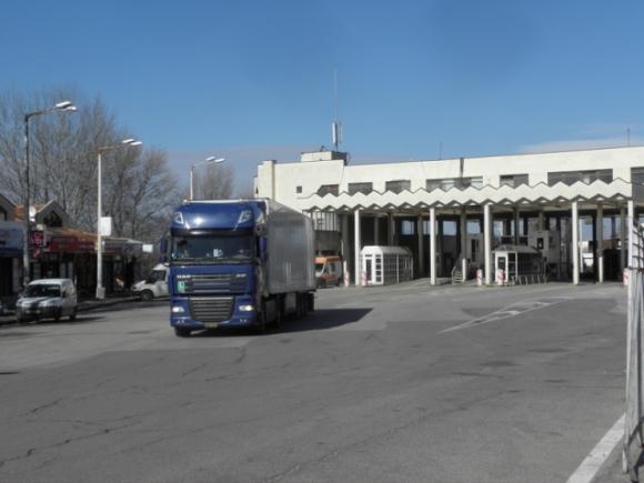 Situaţia la punctele de trecere a frontierei dintre Bulgaria şi Grecia s-a agravat. Transportatori români, blocaţi