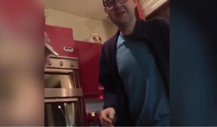 Preot surprins prizând cocaină în casa parohială! (VIDEO)