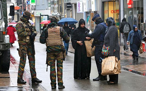 Poliția belgiană a găsit la percheziții un drapel al Stat Islamic și un dispozitiv exploziv cu substanțe chimice