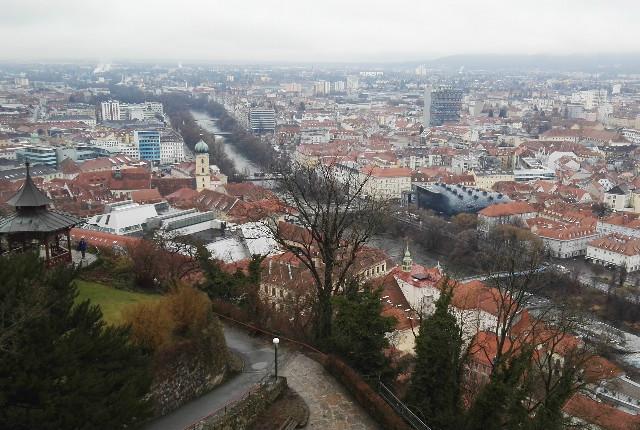 Scârbos. Român arestat în Austria în timp ce se masturba într-un parc de copii