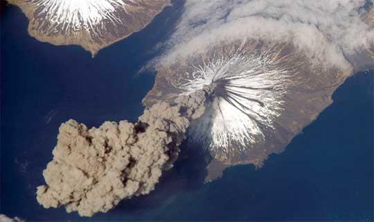 Erupție bruscă și violentă a vulcanului Pavlof. Coloană de cenușă de peste șase kilometri (VIDEO)