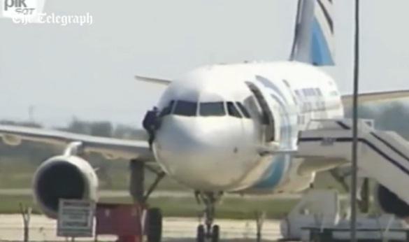 Avion deturnat în Cipru. Momentul în care pilotul sare pe geamul cockpit-ului (VIDEO)