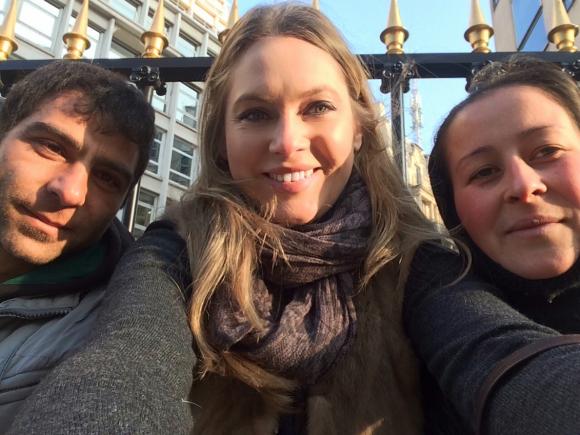 Selfie cu un român al străzii din Paris. Cristina și Florin: „Nu ne întoarcem în România! Vrem să le facem un rost copiilor în Franța. ”