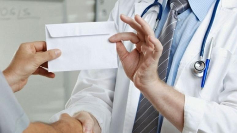 Pacientul mort, şpaga dată cerută înapoi de rude. Ce a făcut o doctoriţă din Brăila 
