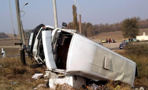 Microbuz răsturnat pe A1, pe sensul dinspre Piteşti spre Bucureşti. Cinci copii au fost răniți în accident