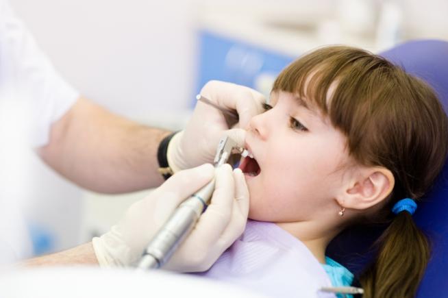 10 idei prin care să contracarezi teama copilului de stomatolog