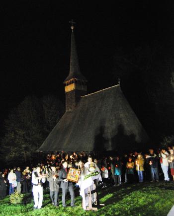 Slujbă de Înviere la Biserica din Bezded din Muzeul în aer liber din Dumbrava Sibiului