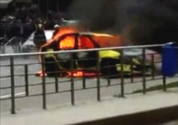 Flăcări în trafic, în fața magazinului Obor. Un taxi a luat foc din cauza instalaţiei GPL (VIDEO)