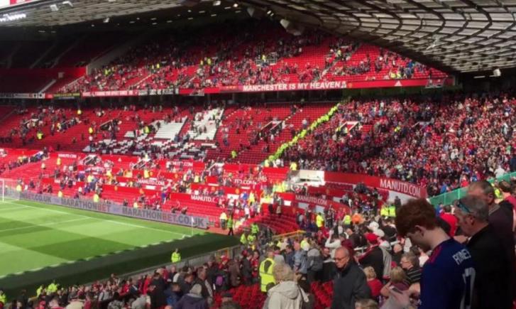 EXPLOZIE pe stadionul lui Manchester United. 20.000 de fani, evacuați (VIDEO)