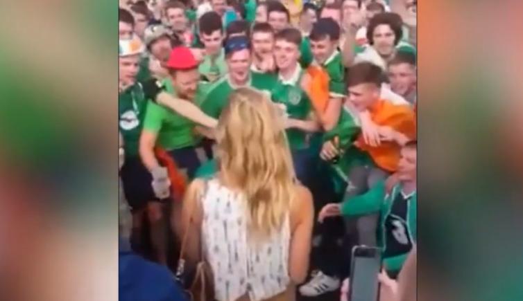 SCENĂ INCREDIBILĂ la Euro 2016! Ce se întâmplă când sute de fani irlandezi întâlnesc pe stradă o franţuzoiacă sexy (VIDEO)
