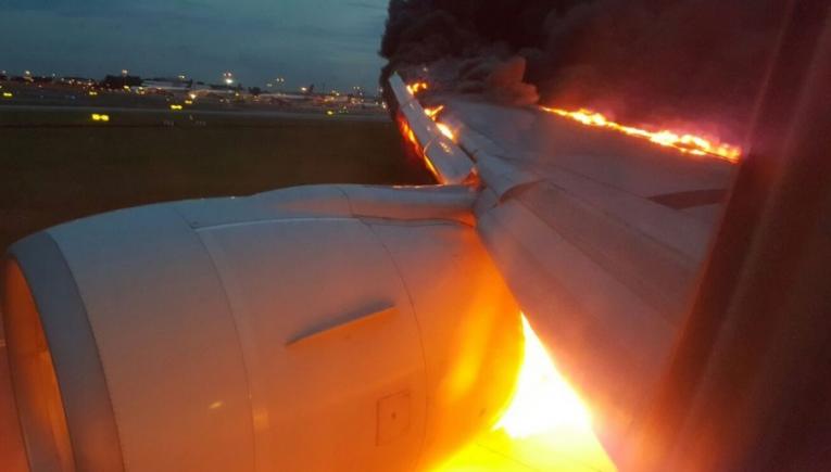 IMAGINI TERIFIANTE! Un avion cu 241 de oameni la bord ia foc în timpul aterizării (VIDEO)