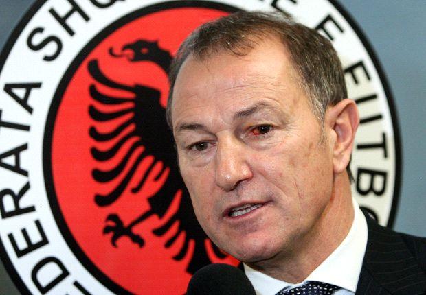 FRF vrea să-l schimbe pe Tata Puiu cu antrenorul Albaniei, Gianni De Biasi