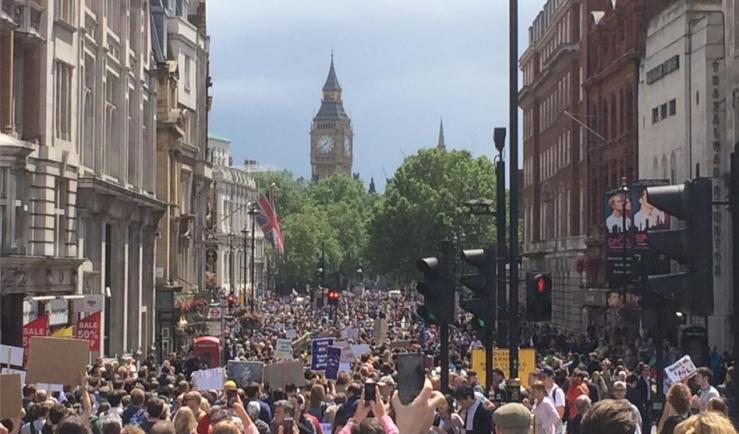 LIVE VIDEO. Protest de amploare pe străzile Londrei. Zeci de mii de oameni cer ca Marea Britanie să rămână în UE