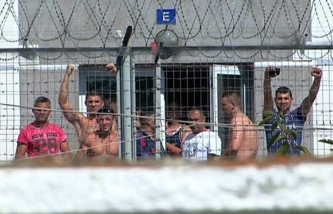 Revoltele din închisori continuă. Câteva sute de deţinuţi, în greva foamei