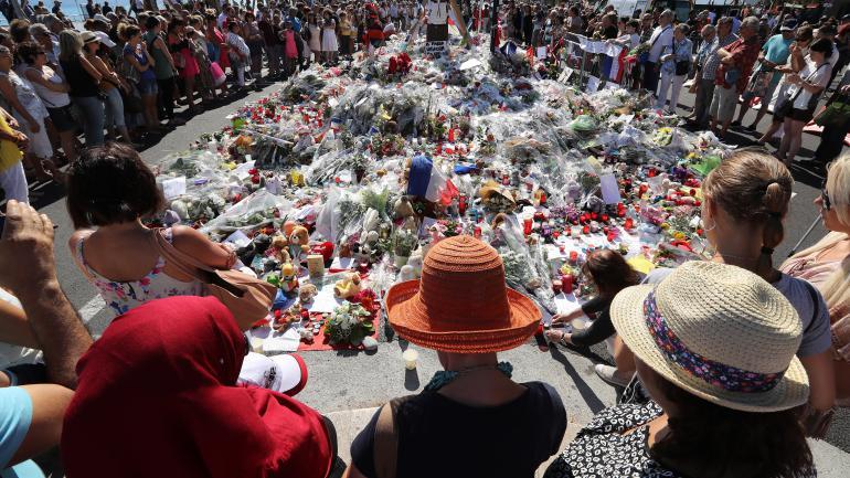 ”Asasinilor”, ”Demisia!”. Premierul, huiduit pe Promenade des Anglais (VIDEO)